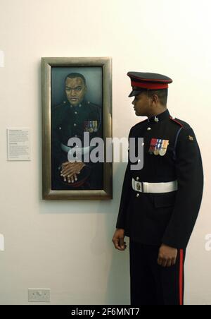 LANCE KORPORAL JOHNSON BEHARRY VC, STEHT NEBEN SEINEM PORTRÄT IN DER NATIONALEN PORTRÄT-GALERIE, LONDON.BHARRY GEWANN DEN VC FÜR DIE RETTUNG EINER REIHE VON KAMERADEN, ZWEIMAL, UNTER INTENSIVEM FEUER IM SÜDLICHEN IRAK.DAS GEMÄLDE IST VON EMMA WESLEY. 21/2/07 ,TOM PILSTON Stockfoto