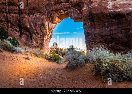 Der berühmte Pine Tree Arch im Arches National Park, Utah Stockfoto