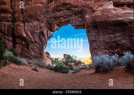 Der berühmte Pine Tree Arch im Arches National Park, Utah Stockfoto