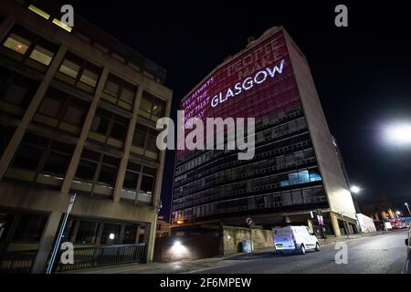 Glasgow, Schottland, Großbritannien. April 2021. IM BILD: Band, The Snuts, starten ihr Album mit einer Lichtshow in The People Make Glasgow Building abseits des George Square. Ich werde immer die Art und Weise lieben, wie Sie Glasgow sagen. Pic Credit: Colin Fisher/Alamy Live News Stockfoto