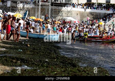 salvador, bahia / brasilien - 2. februar 2017: Am Strand von Rio Vermelho in der Stadt Salvador werden während einer Party in hono Fans von Kandomble gesehen Stockfoto