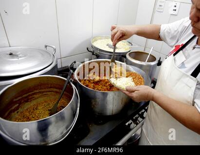 salvador, bahia / brasilien - 22. märz 2019: Caruru, typisches Essen aus Bahia, bestehend aus Okra, Reis, Huhn, Garnelen, Bohnen und Palmöl. Stockfoto