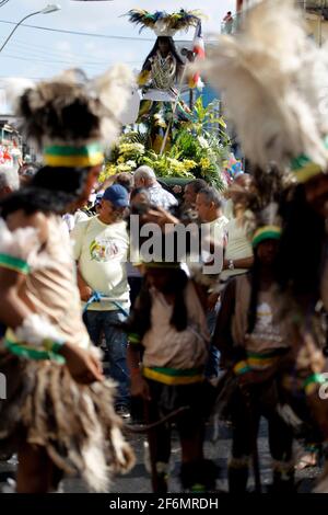 salvador, bahia / brasilien - 2. juli 2015: indianer werden während der Unabhängigkeitsparade von Bahia im Viertel Lapinha in Salvador gesehen. Stockfoto