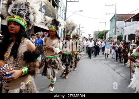 salvador, bahia / brasilien - 2. juli 2015: indianer werden während der Unabhängigkeitsparade von Bahia im Viertel Lapinha in Salvador gesehen. Stockfoto