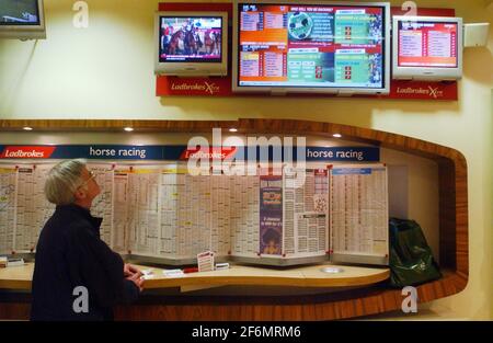 LADBROKES BUCHMACHER IN NORTHUMBERLAND AVENUE, LONDON.TOM PILSTON, 22/02/07 Stockfoto