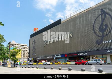 Riesige Stradivarius-Plakatwand, die an der Wand eines Einkaufszentrums am Union Square (Piata Unirii) an klaren, sonnigen Sommertagen in Bukarest, Rumänien, angebracht wurde Stockfoto