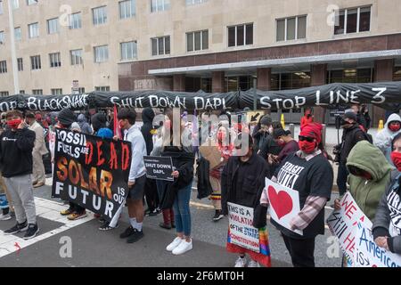 April 2021. Indigene Jugendliche und Unterstützer der Dakota Access and Line 3 Pipeline-Kämpfe sammeln sich vor dem Büro des Armeekorps für Ingenieure, wo sie Petitionskisten überreichten, ein „Einsterben“ abhielten und dann zum Black Lives Matter Plaza nahe dem Weißen Haus marschierten. Die Forderung, dass Präsident Biden die Genehmigung des Armeekorps für die Linie 3 zurücknimmt und die Dakota Access Pipeline stilllegen muss, und die Abhängigkeit vom Öl durch „Building Back Fossil Free“ zu ersetzen. Stockfoto