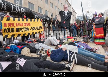 April 2021. Indigene Jugendliche und Unterstützer der Dakota Access and Line 3 Pipeline-Kämpfe sammeln sich vor dem Büro des Armeekorps für Ingenieure, wo sie Petitionskisten überreichten, ein „Einsterben“ abhielten und dann zum Black Lives Matter Plaza nahe dem Weißen Haus marschierten. Die Forderung, dass Präsident Biden die Genehmigung des Armeekorps für die Linie 3 zurücknimmt und die Dakota Access Pipeline stilllegen muss, und die Abhängigkeit vom Öl durch „Building Back Fossil Free“ zu ersetzen. Stockfoto