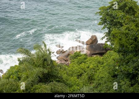 Stadt Guaruja Brasilien Blick auf die Küste Meereshügel Felsen Bäume Stockfoto