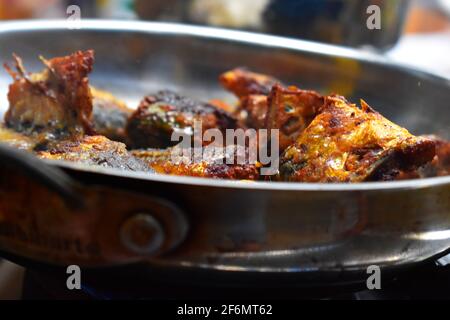 Nahaufnahme der Fischbrut, die in einem südindischen Stil, der vor allem in Kerala gefunden wird, hergestellt wird. Stockfoto