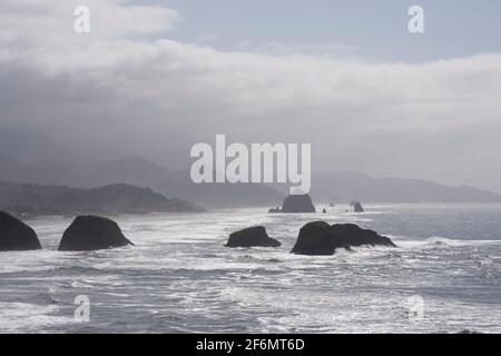 Dies ist Cannon Beach, Oregon, vom Ecola State Park aus gesehen. Cannon Beach's berühmter Heuhaufen Rock ist im Hintergrund. Stockfoto