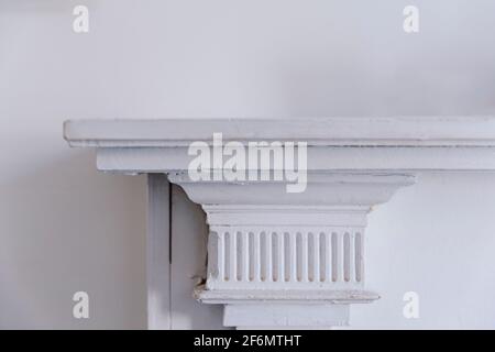 Nahaufnahme der klassischen weißen Säule. Stück alte Säule mit Kopierraum Stockfoto