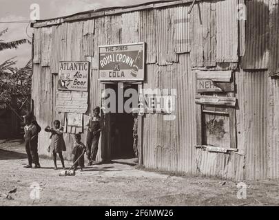 Wohnquartiere, Geschäfte und „Juke Joint“ für Wanderarbeiter in der Nähe von Canal Point, Florida. 1941. Stockfoto