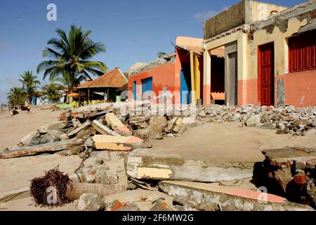 belmonte, bahia / brasilien - 19. juli 2009: In der Stadt Belmonte wird am Meer eine Zerstörung durch Meerwasser beobachtet. *** Lokale Capt Stockfoto