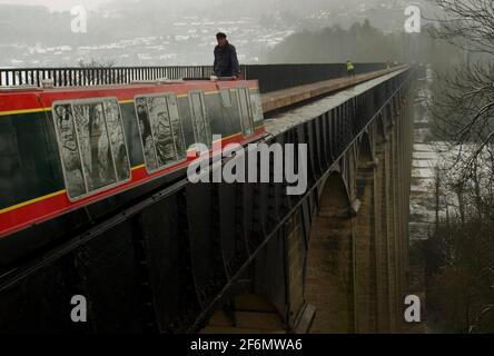 DAS ERSTE NARROWBOOT, DAS DAS PONTCYSYLLTE AQUÄDUKT NR LLANGOLLEN, N WALES ÜBERQUERT, DAS NACH SEINER RESTAURIERUNG DURCH BRITISCHE WASSERSTRASSEN WIEDER ERÖFFNET WIRD. 12/3/04 . PILSTON Stockfoto