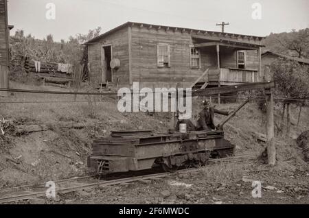 Kohlebergmann, der von der Arbeit zurückkehrt, mit Pick over Shoulder. The 'Patch', Chaplin, West Virginia. 1938. Stockfoto