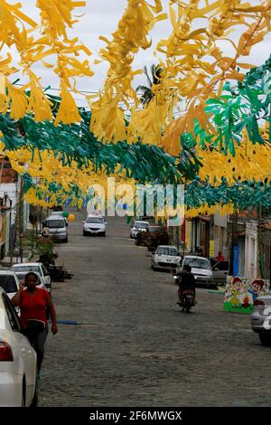 muritiba, bahia / brasilien - 23. juni 2014: Die Dekoration mit Banderolen ist auf einer Straße in der Stadt Muritiba zu sehen, während der Sao Joao Feierlichkeiten. *** Loc Stockfoto