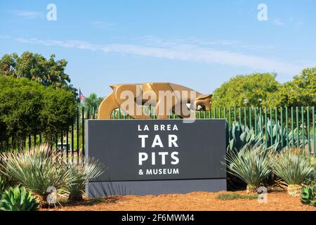 La Brea Tar Pits Eintrittsschild zum Hancock Park und George C. Page Museum - Los Angeles, California, USA - 2020 Stockfoto