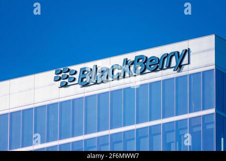 BlackBerry-Logo auf dem Campus von BlackBerry Limited. BlackBerry Ltd, ehemaliger Entwickler der BlackBerry-Smartphones, ist auf Unternehmenssoftware spezialisiert Stockfoto