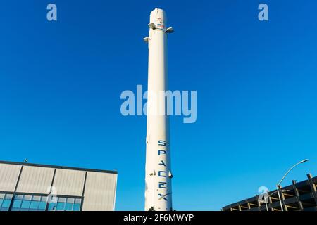 Raketenstarter Falcon 9 bei SpaceX, Space Exploration Technologies Corp, Hauptquartier. SpaceX ist ein privater amerikanischer Luft- und Raumfahrthersteller - H Stockfoto