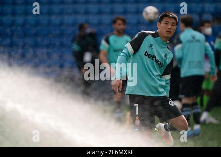 Cornella, Spanien. April 2021. Wu Lei von RCD Espanyol erwärmt sich vor einem Fußballspiel der zweiten spanischen Liga zwischen RCD Espanyol und CF Fuenlabrada in Cornella, Spanien, am 1. April 2021. Quelle: Joan Gosa/Xinhua/Alamy Live News Stockfoto