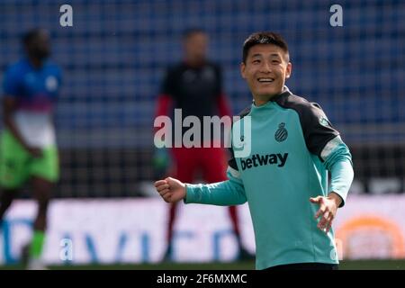 Cornella, Spanien. April 2021. Wu Lei von RCD Espanyol erwärmt sich vor einem Fußballspiel der zweiten spanischen Liga zwischen RCD Espanyol und CF Fuenlabrada in Cornella, Spanien, am 1. April 2021. Quelle: Joan Gosa/Xinhua/Alamy Live News Stockfoto