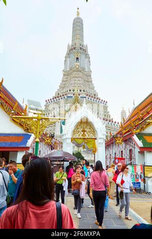 Touristen kommen und gehen, um Wat Arun Ratchawararam Ratchawora Mahavihara, den Tempel der Morgenröte, zu besuchen Stockfoto