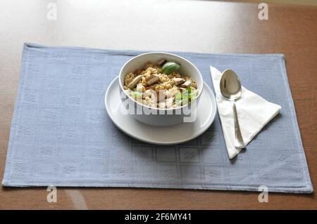 Eine Schüssel Reis in einer weißen Schüssel Stockfoto