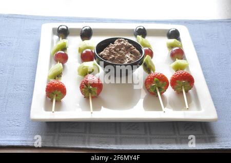 Obstteller, Obst auf Spieße Stockfoto