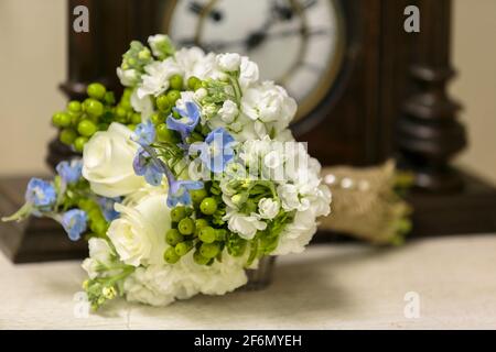 Schöner Hochzeitsstrauß aus Rosen und Periwinkle Blumen Einen Tisch Stockfoto