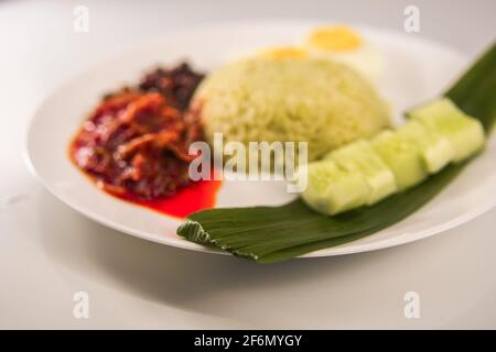 Pandanblatt mit verschwommenem Backgorund. Nahaufnahme der berühmten malaysischen Küche von Nasi Lemak. Stockfoto