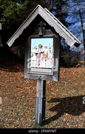 Eschenlohe, Deutschland. April 2021. Die zehnte Station auf einem Kreuzweg bis zum Nikolaus auf dem Vestbichl zeigt 'Jesus wird seiner Kleidung beraubt'. Quelle: Angelika Warmuth/dpa/Alamy Live News Stockfoto