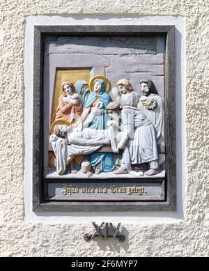 Eschenlohe, Deutschland. April 2021. Die 14. Station auf einem Kreuzweg bis zum Nikolaus auf dem Vestbichl zeigt 'Jesus wird im Grab gelegt'. Quelle: Angelika Warmuth/dpa/Alamy Live News Stockfoto