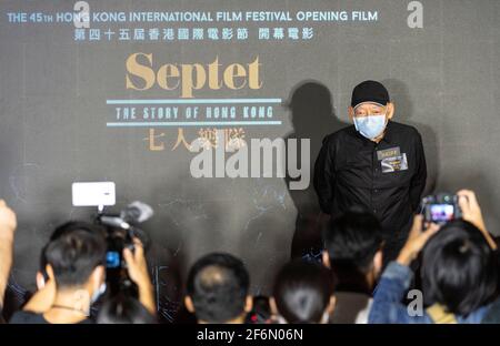 HONGKONG, HONGKONG SAR, CHINA: 1. APRIL 2021. Regisseur YUEN wo-ping. Das 45. Internationale Filmfestival von Hongkong (HKIFF45) beginnt mit der Gala-Premiere von Septet: The Story of Hong Kong, einer Feier von sieben berühmten Filmemachern aus Hongkong und dem Kino, das sie lieben. Neben den Regisseuren Sammo HUNG, Ann HUI, Patrick TAM, YUEN wo-ping und Johnnie TO bei der Eröffnungszeremonie des Hong Kong Cultural Center sind der HKIFF45-Botschafter Aaron KWOK und Gary MAK, der stellvertretende Leiter von Create Hong Kong, anwesend. Ebenfalls anwesend sind die Darsteller Timmy HUNG, Jennifer YU, YUEN Wah, Ashley LAM, NG Wing-sze, WU Tsz-tung, E Stockfoto