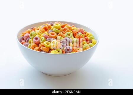 Gesüßte Cerealien mit Fruchtgeschmack, ringförmig, in einer Vielzahl von leuchtenden Farben und einer Mischung aus Fruchtaromen. Rot, orange, gelb, grün, blau und lila ri Stockfoto