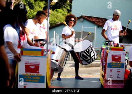 salvador, bahia / brasilien - 12. Mai 2016: Schüler der Musikschule Pracatum werden während einer Präsentation im Stadtteil Candal in der Umgebung von Pracatum gesehen Stockfoto