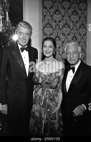 James Stewart, Loretta Young und Mervyn Leroy um die 1980er Jahre. Quelle: Ralph Dominguez/MediaPunch Stockfoto