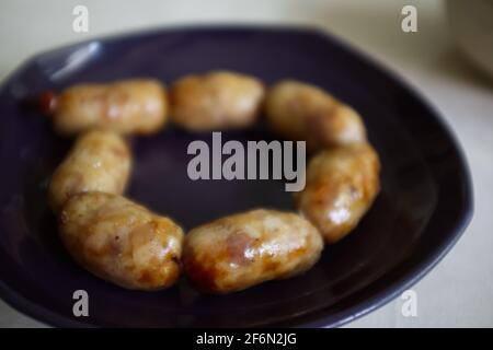 Nahaufnahme von Wurst gegrillt Thai traditionellen Stil, (Sai Krok Isan) Schweinefleisch und Reiswurst Stockfoto