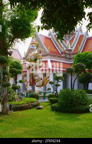 Riesige Yaksha-Statuen, oder Demon Guardian-Statue, aus dem Wat Arun in Bangkok, Thailand. Stockfoto