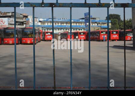 Lahore, Pakistan. April 2021. Pakistanische Familienmitglieder reisen zu Fuß, weil sie wegen der Schließung von Speedo-Bussen und der Orange Line Metro Train (OLMT) wegen neuer Beschränkungen, die die Ausbreitung des Covid-19 in der Provinzhauptstadt Lahore eindämmen, Schwierigkeiten haben. (Foto von Rana Sajid Hussain/Pacific Press) Quelle: Pacific Press Media Production Corp./Alamy Live News Stockfoto