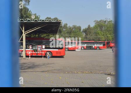 Lahore, Pakistan. April 2021. Pakistanische Familienmitglieder reisen zu Fuß, weil sie wegen der Schließung von Speedo-Bussen und der Orange Line Metro Train (OLMT) wegen neuer Beschränkungen, die die Ausbreitung des Covid-19 in der Provinzhauptstadt Lahore eindämmen, Schwierigkeiten haben. (Foto von Rana Sajid Hussain/Pacific Press) Quelle: Pacific Press Media Production Corp./Alamy Live News Stockfoto