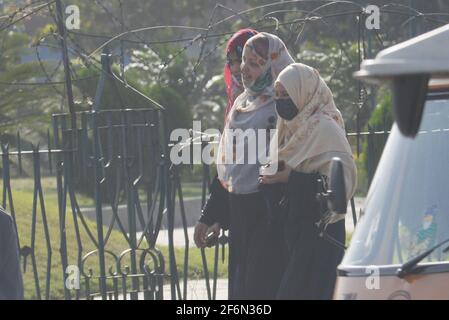 Lahore, Pakistan. April 2021. Pakistanische Familienmitglieder reisen zu Fuß, weil sie wegen der Schließung von Speedo-Bussen und der Orange Line Metro Train (OLMT) wegen neuer Beschränkungen, die die Ausbreitung des Covid-19 in der Provinzhauptstadt Lahore eindämmen, Schwierigkeiten haben. (Foto von Rana Sajid Hussain/Pacific Press) Quelle: Pacific Press Media Production Corp./Alamy Live News Stockfoto