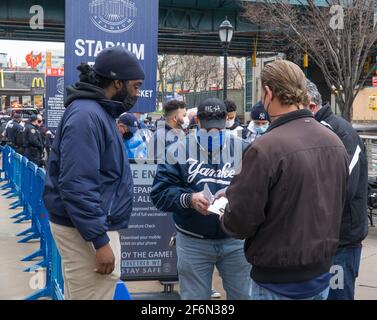 Bronx, Usa. April 2021. New York Yankees Hausöffner nach einem Jahr ohne Fans im Stand wegen der Covid-Pandemie. (Foto: Steve Sanchez/Pacific Press) Quelle: Pacific Press Media Production Corp./Alamy Live News Stockfoto