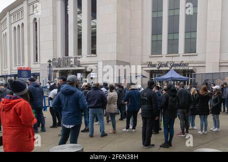 Bronx, Usa. April 2021. New York Yankees Hausöffner nach einem Jahr ohne Fans im Stand wegen der Covid-Pandemie. (Foto: Steve Sanchez/Pacific Press) Quelle: Pacific Press Media Production Corp./Alamy Live News Stockfoto