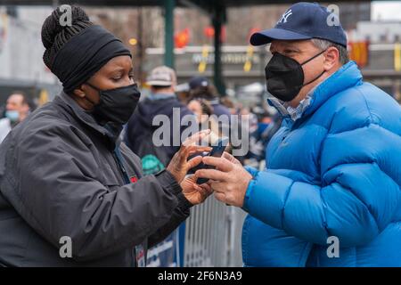 Bronx, Usa. April 2021. Fans müssen vor dem Betreten des Yankee-Stadions den Nachweis eines Covid-Impfstoffs vorlegen. (Foto: Steve Sanchez/Pacific Press) Quelle: Pacific Press Media Production Corp./Alamy Live News Stockfoto