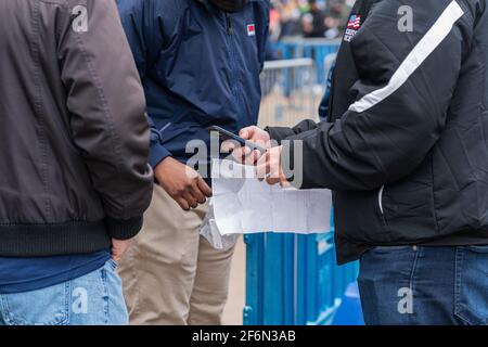 Bronx, Usa. April 2021. Fans müssen vor dem Betreten des Yankee-Stadions den Nachweis eines Covid-Impfstoffs vorlegen. (Foto: Steve Sanchez/Pacific Press) Quelle: Pacific Press Media Production Corp./Alamy Live News Stockfoto