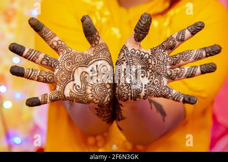 Braut handbemalt mit Henna am Hochzeitsabend. Stockfoto