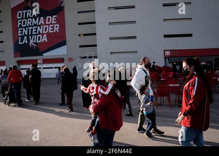 Im Wanda Metropolitano werden sich die Menschen anschellen, um den covid 19-Impfstoff AstraZeneca zu erhalten. Die Gemeinde Madrid setzt die Massenimpfung im Stadion Wanda Metropolitano, Atletico de Madrid fort, obwohl sie am Gründonnerstag Urlaub gemacht hat. Heute wurde der Impfstoff von AstraZeneca an 5,000 Personen im Alter zwischen 60 und 65 Jahren im Wanda Metropolitano verabreicht. Nach Angaben des Gesundheitsministers der Gemeinde Madrid, Enrique Ruiz Escudero, wurde eine Impfbilanz gegen Covid-19 übertroffen, wobei fast 35,000 Dosen in der gesamten Gemeinde verabreicht wurden. Stockfoto