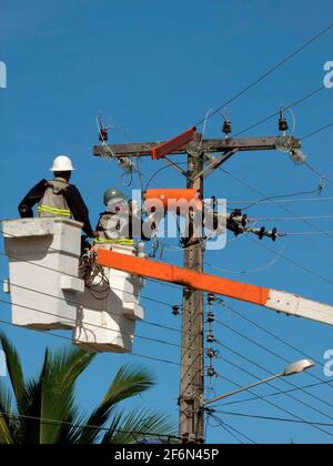 prado, bahia / brasilien - 9. dezember 2009: Elektriker werden gesehen, wie sie Reparaturen an einem Versorgungsmast in der Stadt Prado durchführen. *** Ortsüberschrift *** Stockfoto