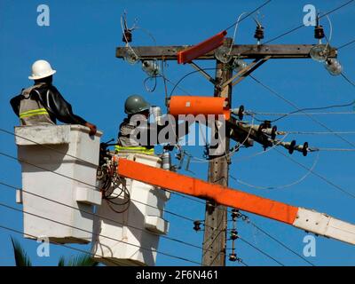 prado, bahia / brasilien - 9. dezember 2009: Elektriker werden gesehen, wie sie Reparaturen an einem Versorgungsmast in der Stadt Prado durchführen. *** Ortsüberschrift *** Stockfoto